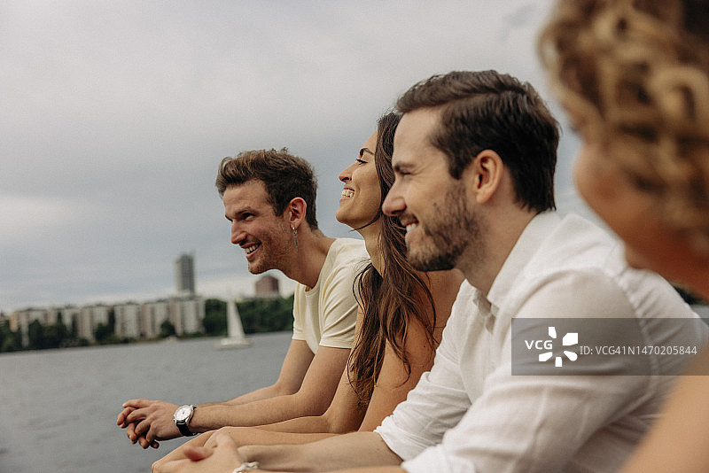快乐的男女朋友互相交谈的侧面视角图片素材