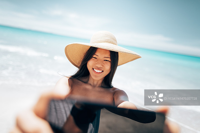 中国游客在海滩自拍图片素材