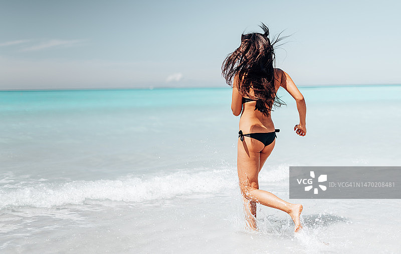 中国女人沙滩跑步图片素材