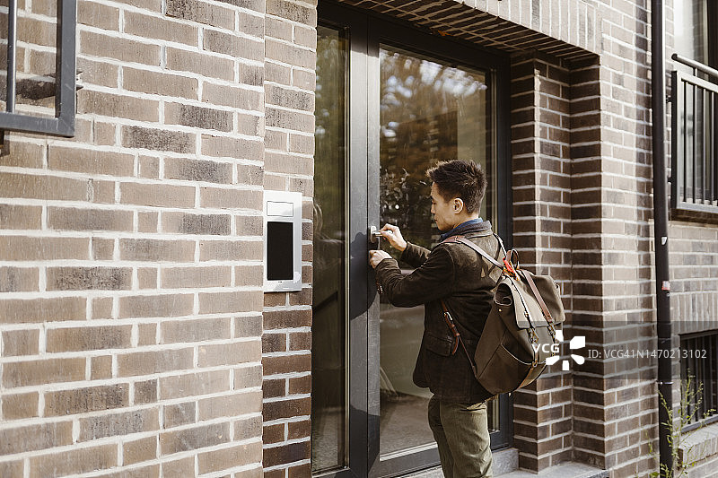 男人站在公寓外开锁图片素材