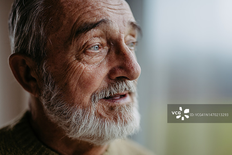 看着窗外的老年男人 портрет图片素材