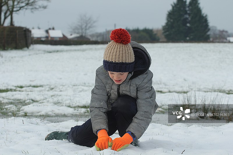 在雪地里玩耍的男孩图片素材