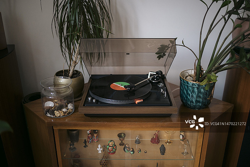 在家播放黑胶唱片的转盘图片素材