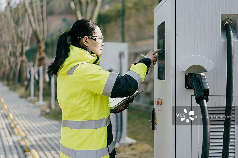 电气工程师正在维修电动汽车充电站图片素材