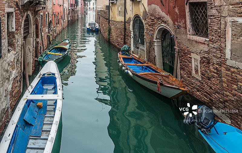 意大利威尼斯多尔索杜罗区运河 reflections and boats图片素材