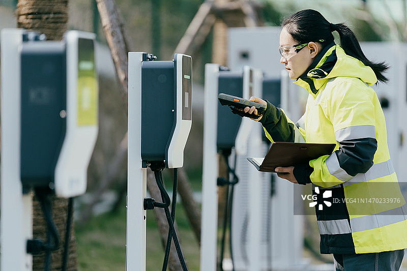 电气工程师正在维修电动汽车充电站图片素材