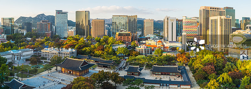 首尔市中心摩天大楼德寿宫日落全景图片素材