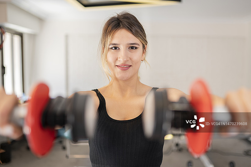 女理疗师在诊所检查病人图片素材