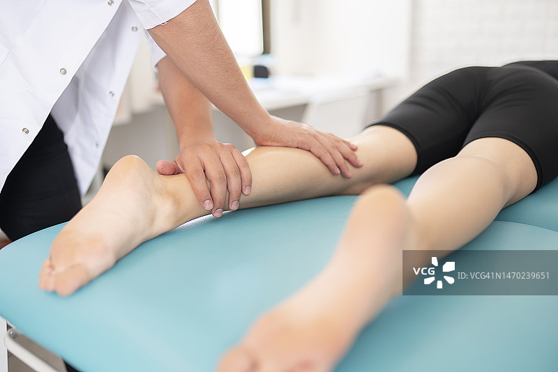 女理疗师在诊所检查病人图片素材