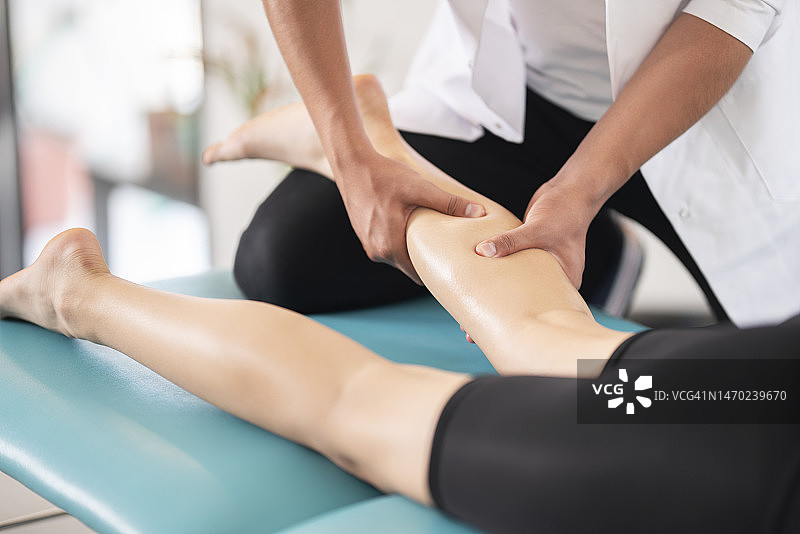 女理疗师在诊所检查病人图片素材