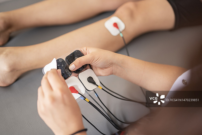 女理疗师在诊所检查病人图片素材