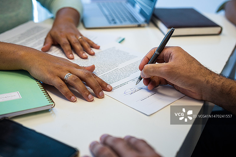 签署合同的手图片素材