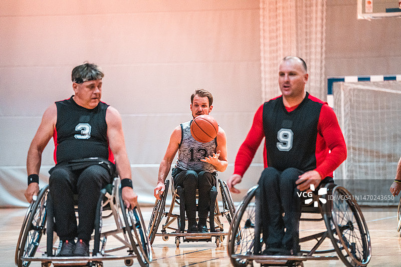 男子轮椅篮球运动员在练习中运球图片素材