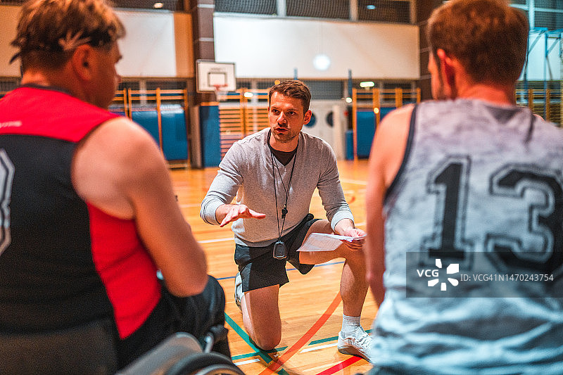 轮椅篮球教练向队员讲解图片素材