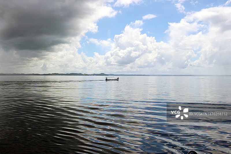 小船行驶于雨后阳光中图片素材
