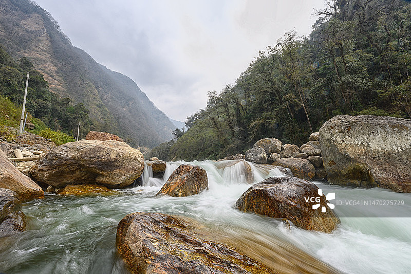 中国夏亚洞乡森林瀑布美景图片素材