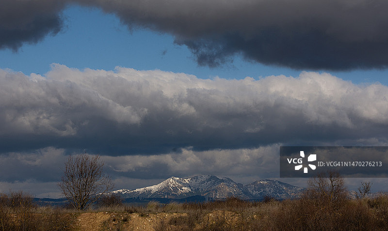 洛格罗尼奥市和科德斯山脉，纳瓦拉，拉里奥哈，西班牙图片素材