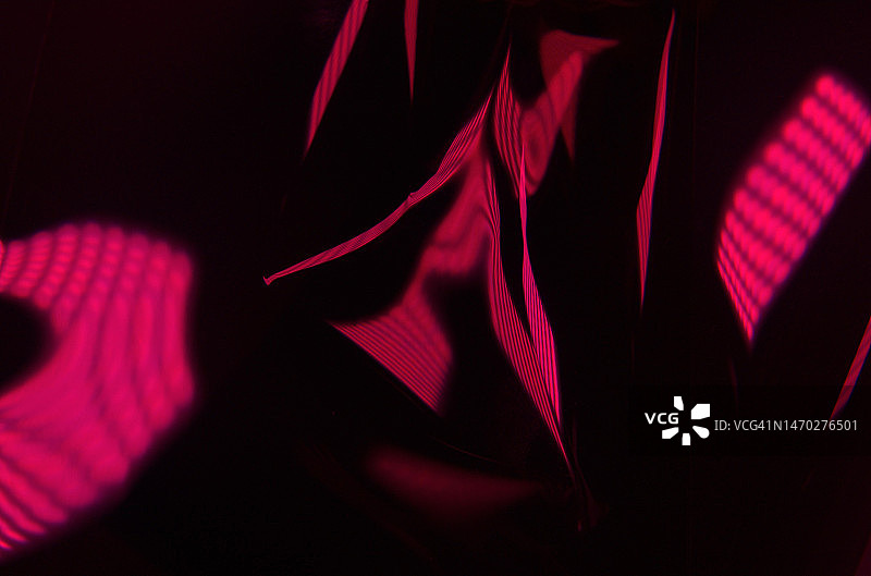 黑色背景下的红色光绘特写图片素材
