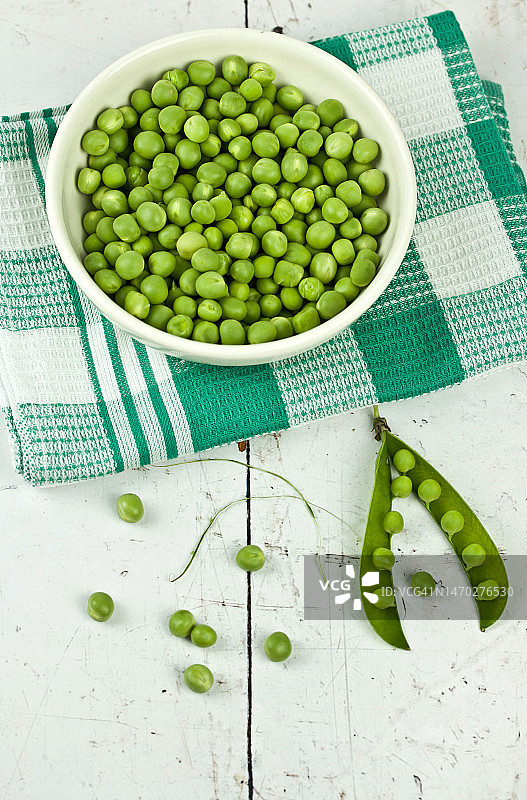 桌子上绿色豌豆的高角度视图图片素材
