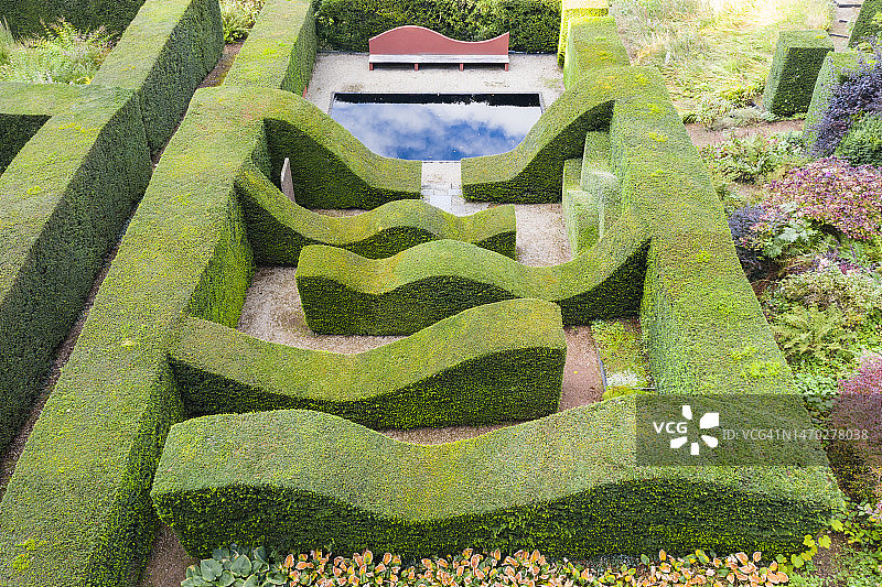 英国威尔士蒙茅斯郡Veddw House花园的正式花园景色，黄杨树篱剪裁成反射池；无人机拍摄，十月图片素材