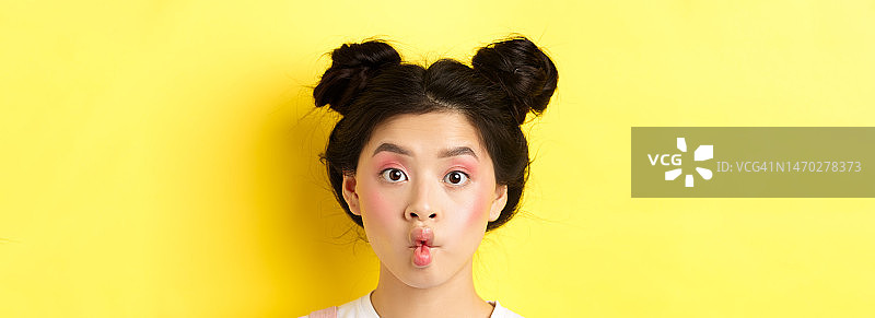 撅着嘴对着镜头做鬼脸的韩国少女特写图片素材