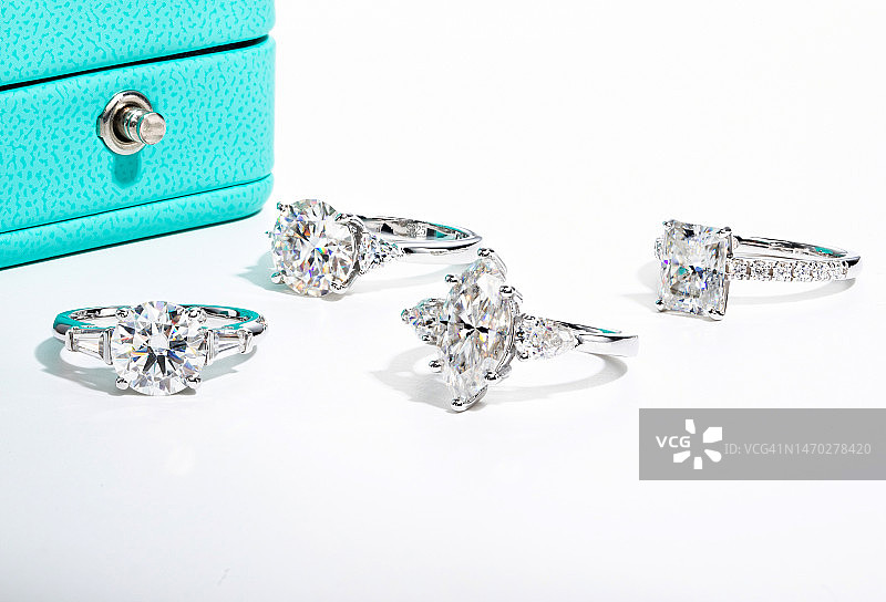 白色背景上的珠宝特写图片素材