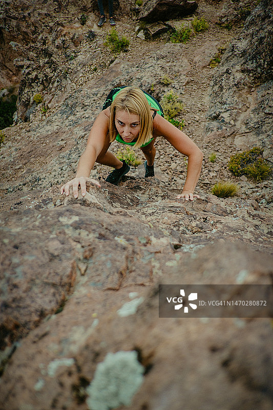 无畏的自由：攀登高山的金发女子图片素材
