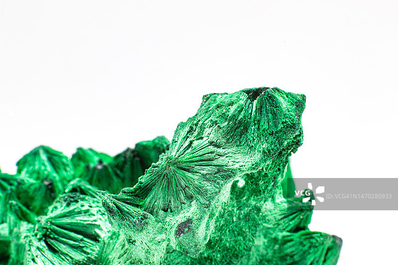 俄罗斯孔雀石：鲜艳的绿色铜矿晶体图片素材