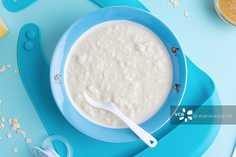 蓝色背景上的婴儿粥盘，德国图片素材