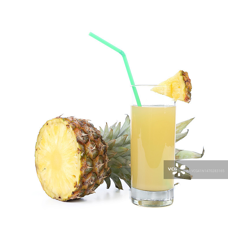 玻璃杯中的成熟菠萝切片和果汁图片素材