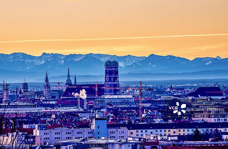 日落时城市建筑的高角度景观图片素材