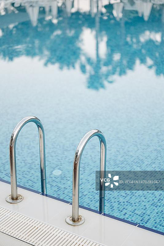 印度尼西亚游泳池的高角度视图图片素材