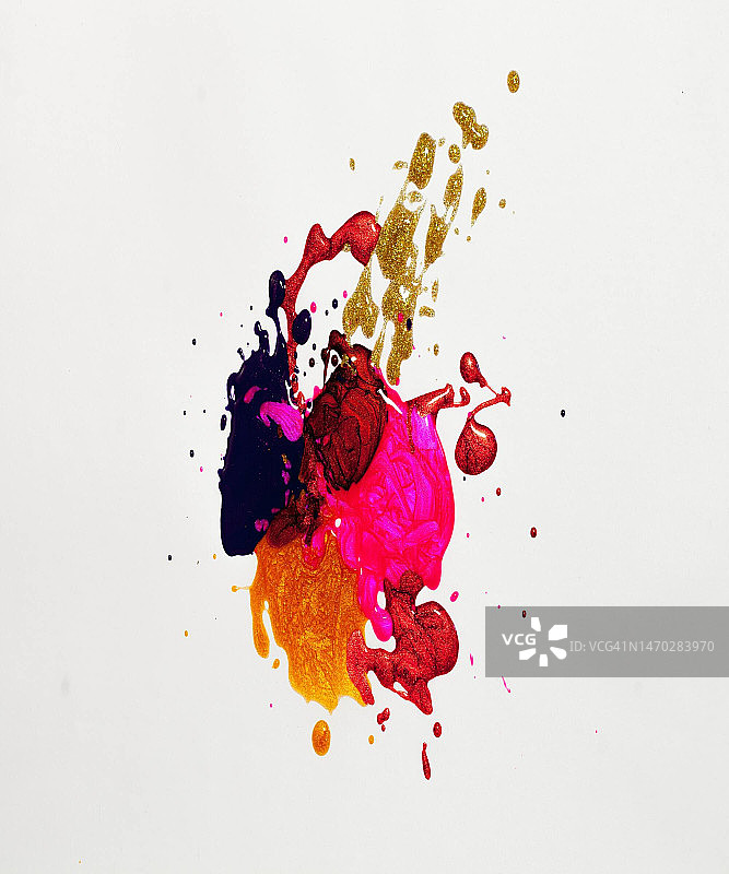 红色油漆飞溅在白色背景上的特写，印度尼西亚图片素材