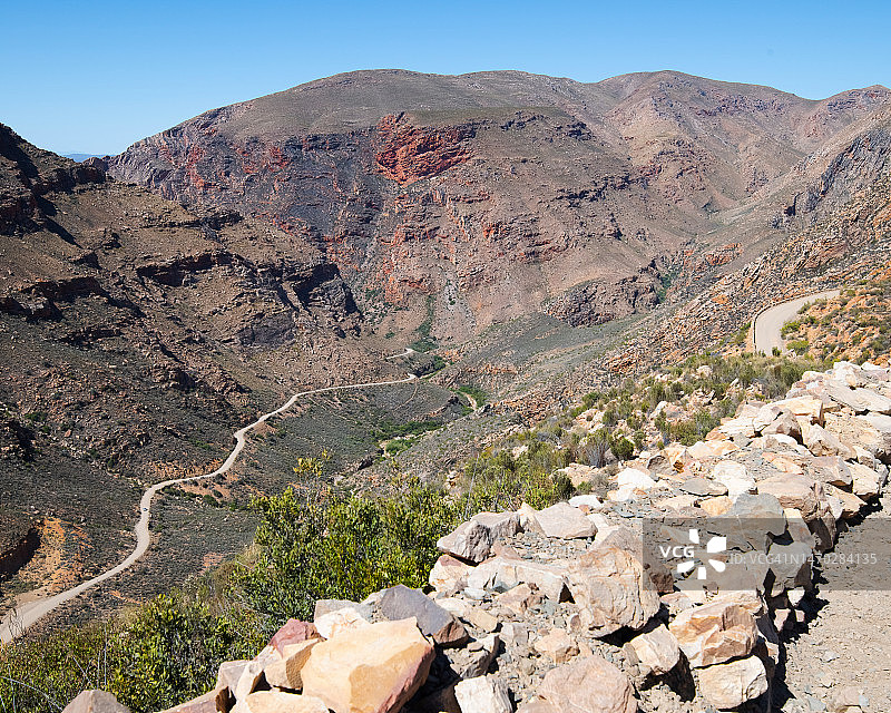 从穆勒斯克鲁夫的挡土墙向下看，通往斯瓦特伯格帕斯，南非斯瓦特伯格山口图片素材