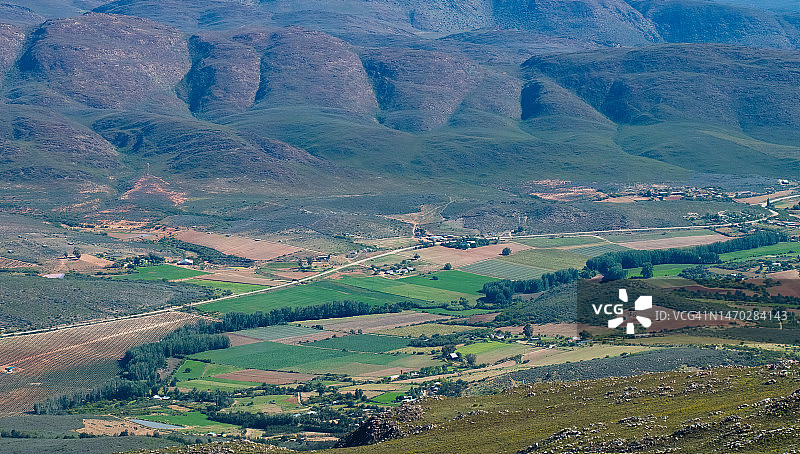 斯瓦特山脉下马蒂耶斯河谷的农田拼图（南非）图片素材