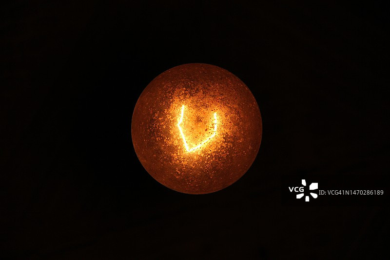 夜晚仰视角度拍摄的照明灯，印度尼西亚克布门图片素材