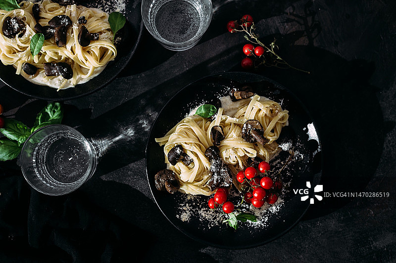 桌上盘中食物的俯视图，乌克兰图片素材