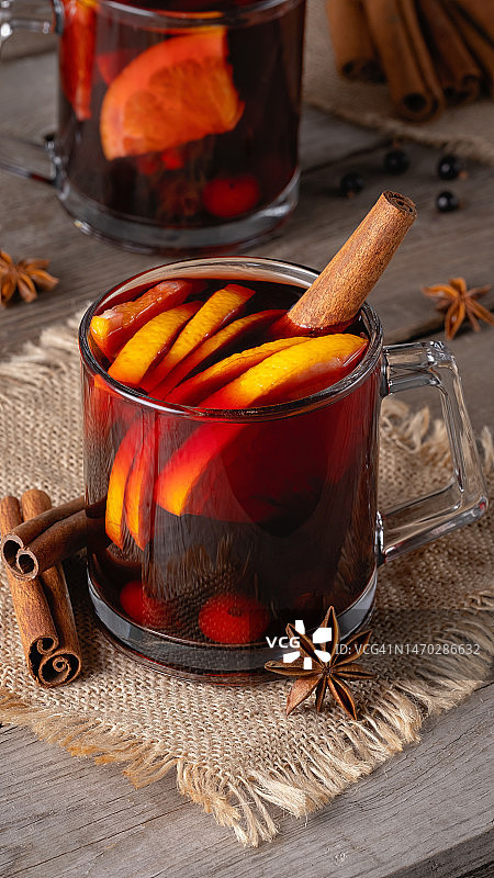 旧木桌上盛满香料和柑橘的热红酒，俄罗斯斯塔夫罗波尔边疆区图片素材