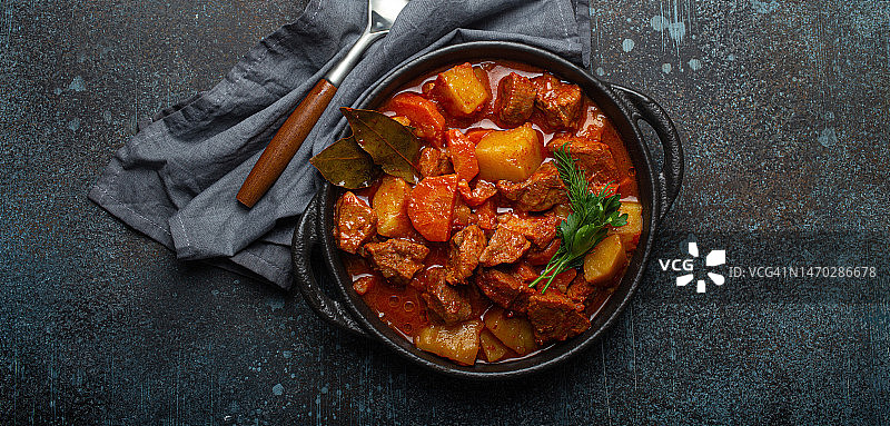 黑碗牛肉土豆胡萝卜炖肉图片素材