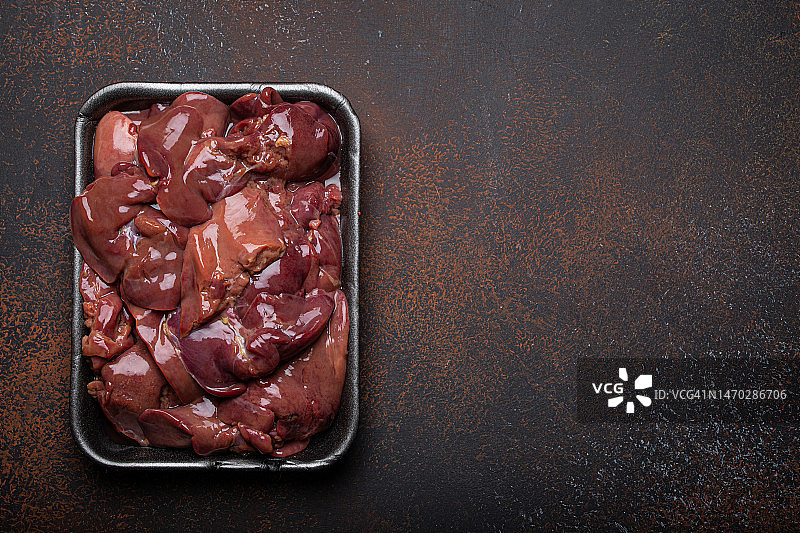 黑色超市托盘中的生鸡肝俯视图图片素材