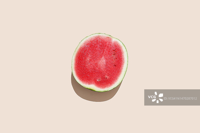 俯视拍摄：德国白色背景上的西瓜片图片素材