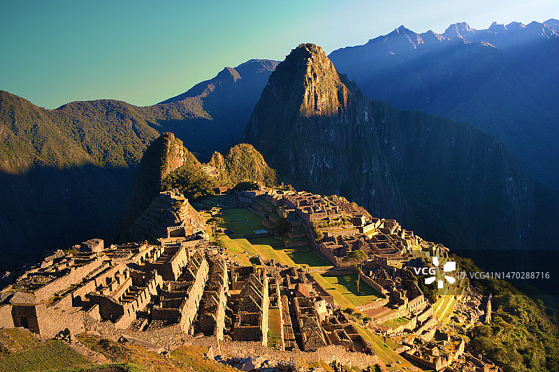 马丘比丘的俯视角度，以天空为背景图片素材