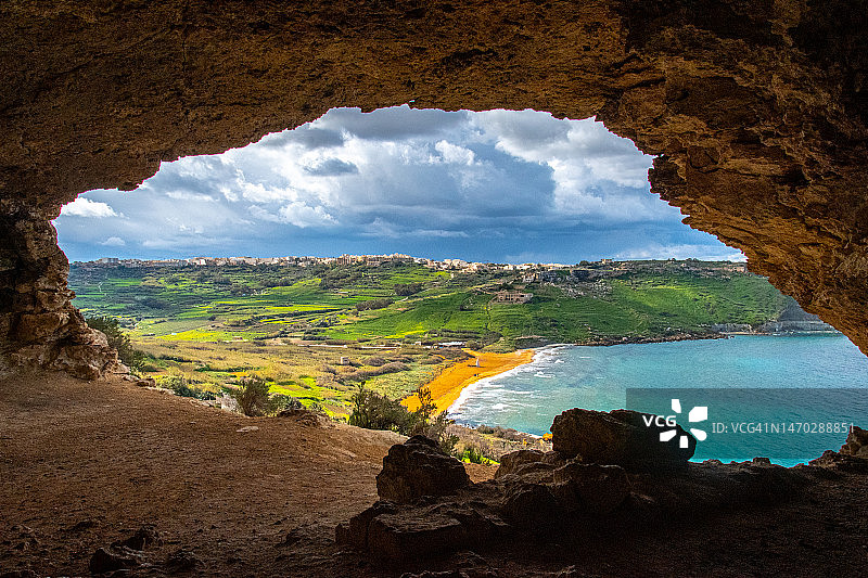 透过洞穴看马耳他戈佐岛的海景图片素材
