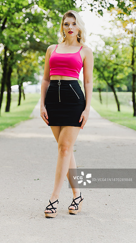 站在公园里的年轻女子肖像，斯洛文尼亚卢布尔雅那图片素材