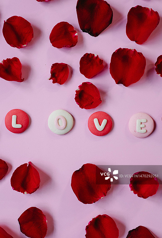 印尼餐桌玫瑰花瓣高角度视图图片素材