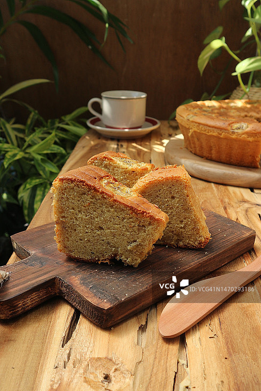 木制托盘上的香蕉蛋糕，印度尼西亚苏梅当图片素材