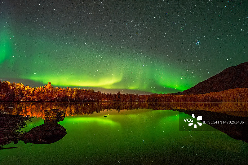 夜晚天空下的湖泊风景图片素材