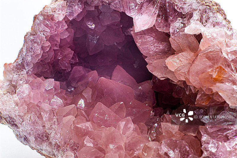 鲜艳的粉红色紫水晶石英晶洞，阿根廷巴塔哥尼亚图片素材