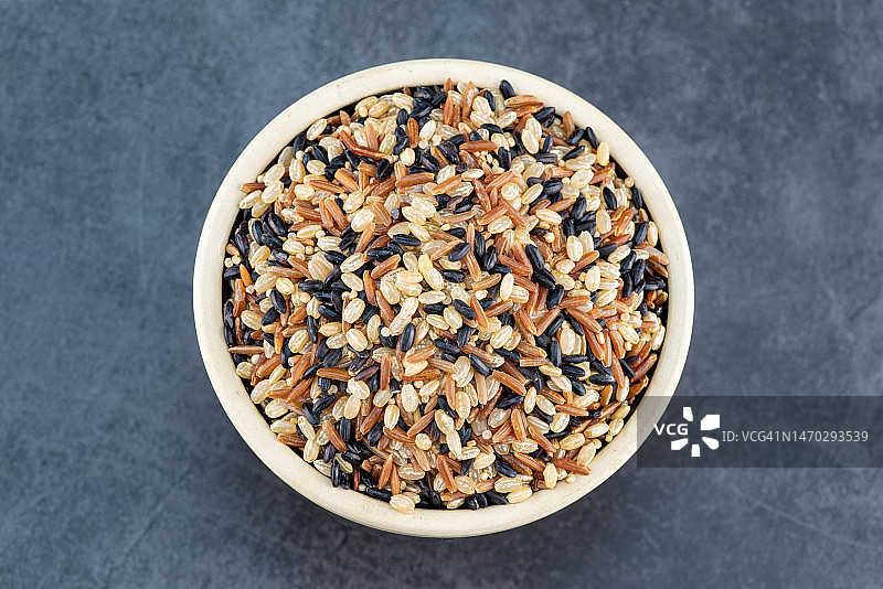 黑碗装糙米红米黑米，健康饮食理念图片素材