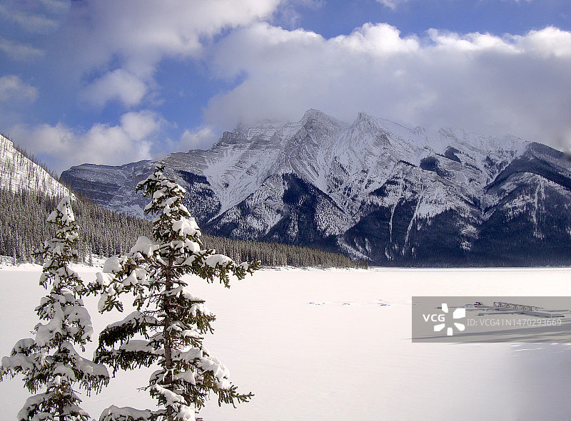 加拿大明尼万卡湖雪山风光图片素材